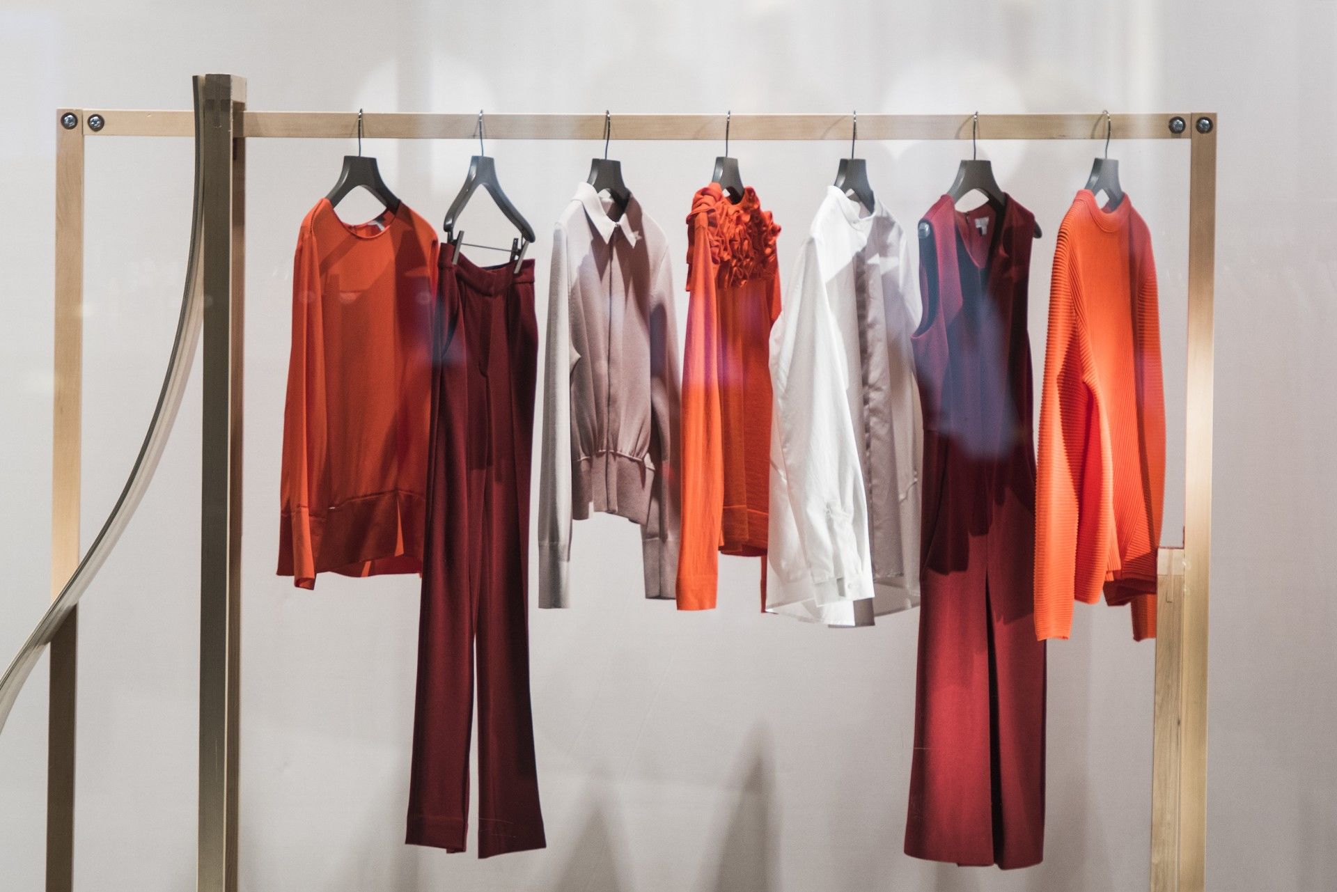 ラックにかけられた服