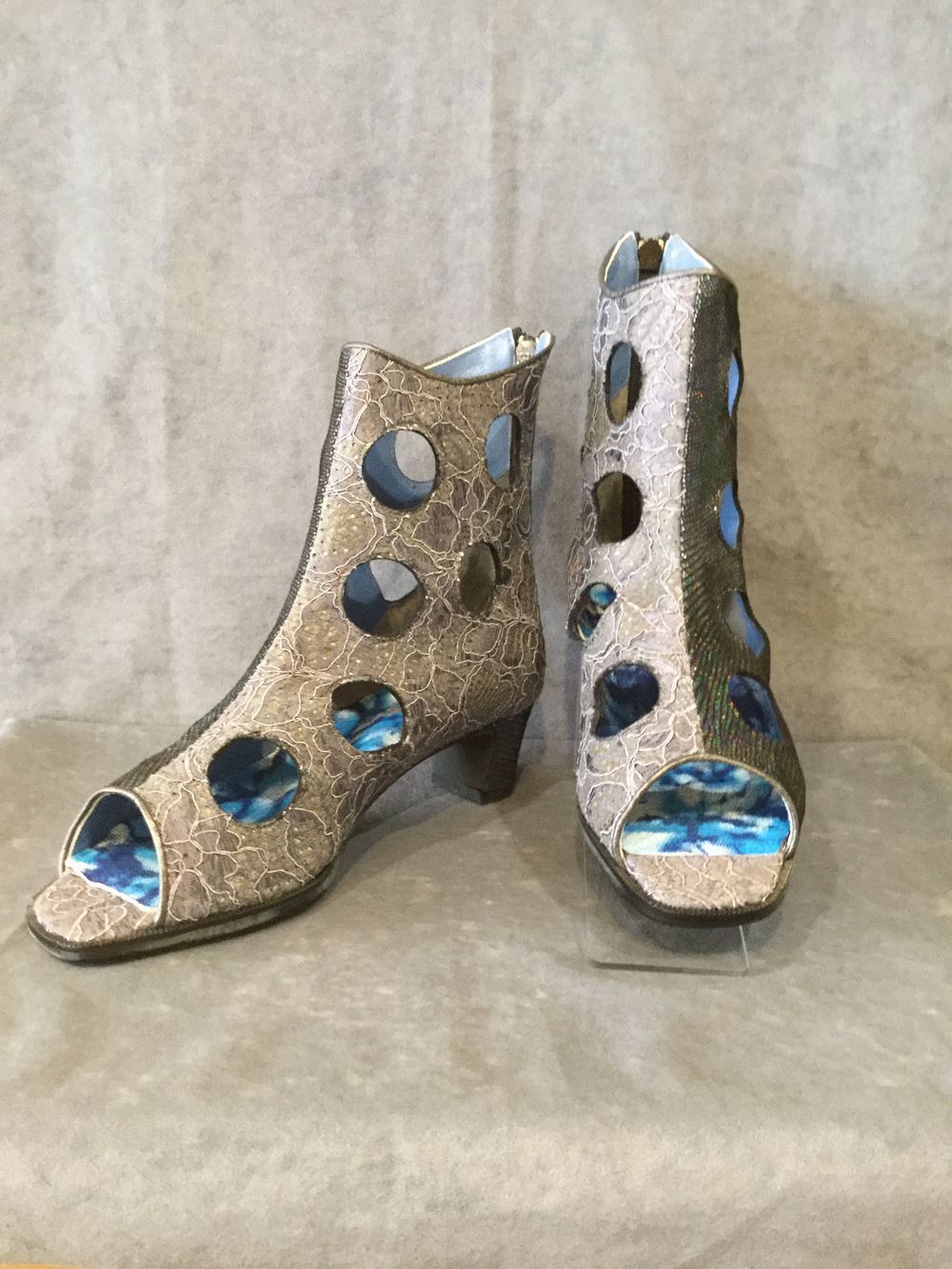 穴の空いたパンプス